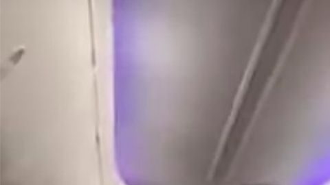 El momento en que la mujer lo golpea.
