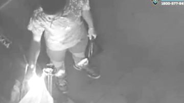 El NYPD dio a conocer imágenes del sospechoso de atacar el bar Alibi Loung en Harlem.