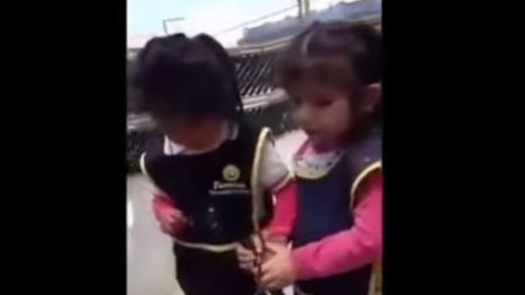 La pequeña aseguró que está ahí para ayudar a la otra.