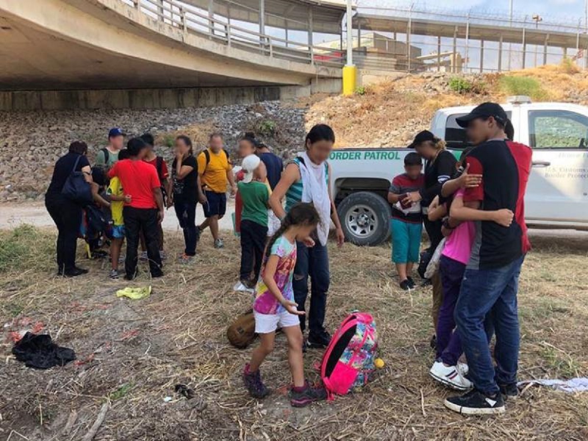 Observaron a los inmigrantes atrapados en medio del río debido a las fuertes corrientes. / CBP.gov