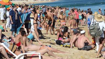 Miles de turistas estadounidenses, la mayoría jovenes, disfrutan las playas mexicanas a pesar de "mala fama".