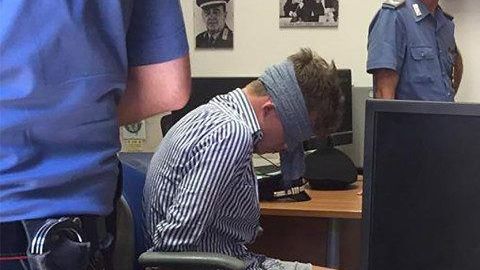 Gabriel Natale Hjorth de 18 años en una foto infiltrada en la cual se muestra esposado y con los ojos vendados