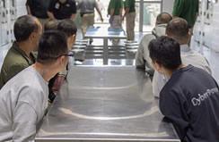 Los 37 expulsados llegaron ayer a Camboya y fueron entregados a las autoridades del país.