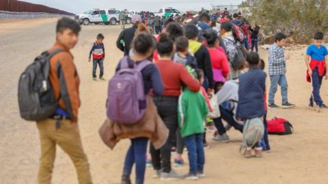 Miles de niños cuyos padres fueron detenidos o que llegaron al país sin el acompañamiento de un adulto se ven obligados a vivir sin la presencia de sus progenitores.