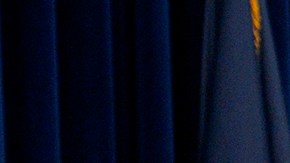 El contralor Scott Stringer presenta su informe junto al congresista Adriano Espaillat y la senadora estatal Jessica Ramos.