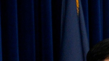 El contralor Scott Stringer presenta su informe junto al congresista Adriano Espaillat y la senadora estatal Jessica Ramos.