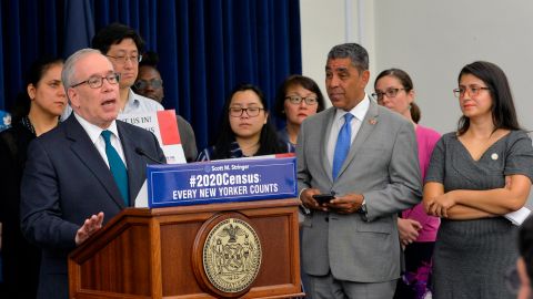 El contralor Scott Stringer presenta su informe junto al congresista Adriano Espaillat y la senadora estatal Jessica Ramos.