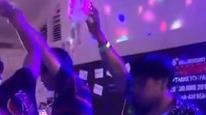 El hombre se desplomó en cuanto terminó su cerveza.