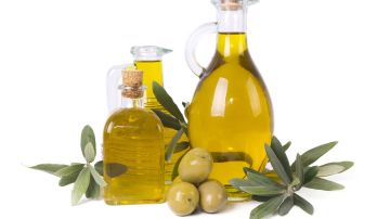 El aceite de oliva extra virgen será tu mejor aliado para tener una piel radiante y luminosa.