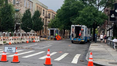 Trabajadores de ConEdison estuvieron todo el día reparando los daños que ocasionó la tormenta en el servicio de luz, que dejó a más de 500 familias sin luz