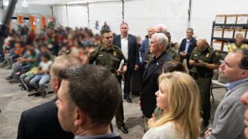 El vicepresidente Mike Pence visitó este viernes dos centros de detención.