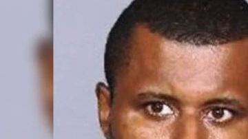 El sospechoso, David González de 34 años, cuenta con 28 arrestos previos desde el 2002.