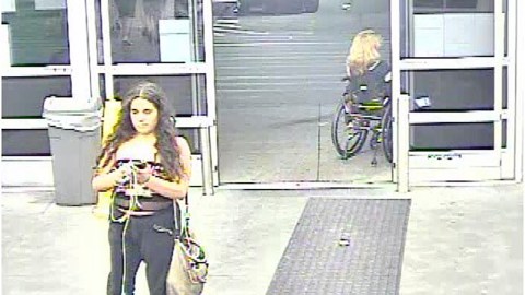 Grace Brown al entrar al Walmart.