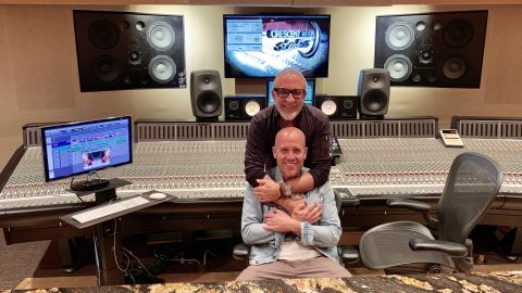 Emilio Estefan y Gian Marco han colaborado en el vídeo.