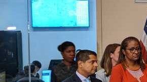 El alcalde de Los Ángeles, Eric Garcetti, durante la conferencia de prensa de este lunes.