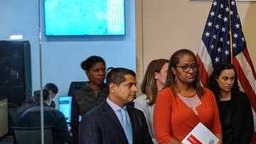 El alcalde de Los Ángeles, Eric Garcetti, durante la conferencia de prensa de este lunes.