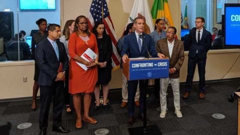 El alcalde de Los Ángeles, Eric Garcetti, durante la conferencia de prensa de este lunes.