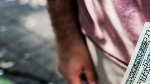 Estar en tu treintas es una edad para que te pongas a pensar en tu futuro y cuidar más de tu dinero.