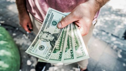 Estar en tu treintas es una edad para que te pongas a pensar en tu futuro y cuidar más de tu dinero.