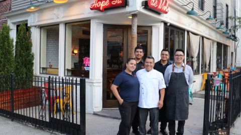 El chef ejecutivo y copropietario José Luis Flores, junto a su equipo.