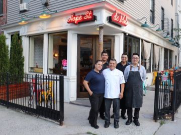 El chef ejecutivo y copropietario José Luis Flores, junto a su equipo.