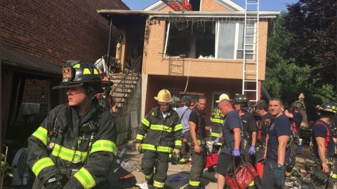 Bomberos tras apagar las llamas