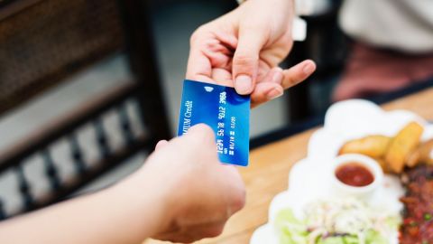 La mujer consumió una cena de $55 dólares, pero dio miles de propina.