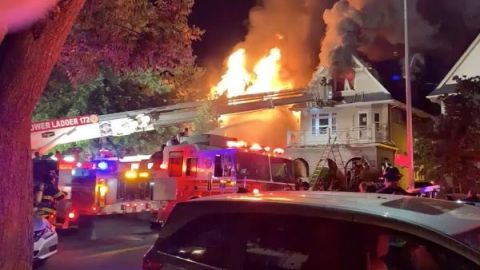 Bomberos en la escena