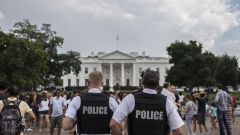 Un cordón policial divide ambas protestas.