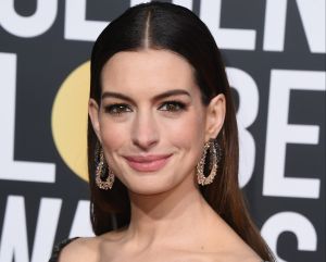 Anne Hathaway roba suspiros con ardiente escote en Instagram