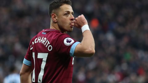 Javier Hernández festejando un gol para el West Ham.