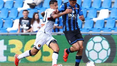 Jugador del Atalanta presume autógrafo de Mia Khalifa y otras estrellas porno.