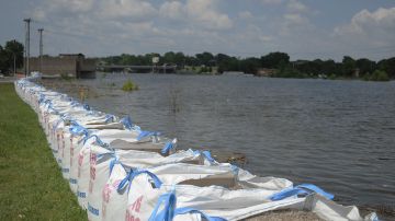Una barrera de bolsas de arena a orillas del río Mississippi.