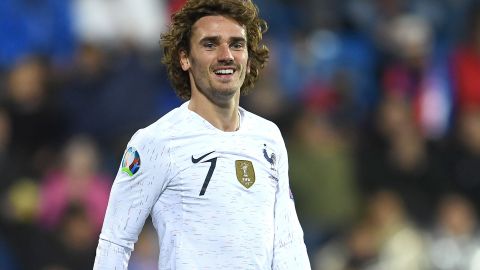 Equipos de divisiones menores en España bromean para fichar a Griezmann.