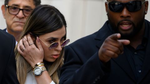 Las joyas que portó Emma Coronel durante la sentencia se estiman en más de $80,000 dólares.