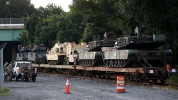 Tanques Abrams M1A1 y otros vehículos militares en vagones de ferrocarril en Washington DC.
