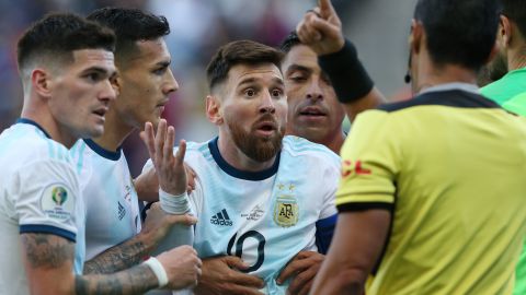 Messi se va expulsado antes de acabar el primer tiempo.