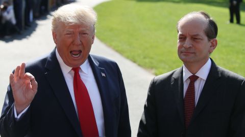 Trump realizó las declaraciones mientras se encuentra con el secretario de Trabajo Alex Acosta, quien anunció su renuncia, mientras hablaba con los medios de comunicación en la Casa Blanca el 12 de julio de 2019