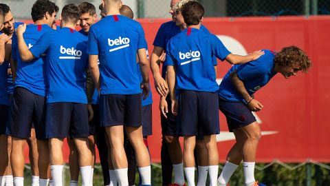 El francés fue recibido por los jugadores del Barcelona en una fila india.