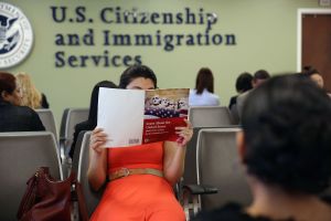 USCIS ajusta sus tarifas migratorias para "evitar" déficit mil millonario