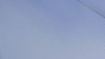 Turistas toman fotografías del avión "HK617" monomotor colombiano utilizado por Escobar para enviar su primer envío de cocaína a los Estados Unidos que se exhibe en la entrada del parque temático Hacienda Nápoles en el municipio de Puerto Triunfo, departamento de Antioquia. Colombia.