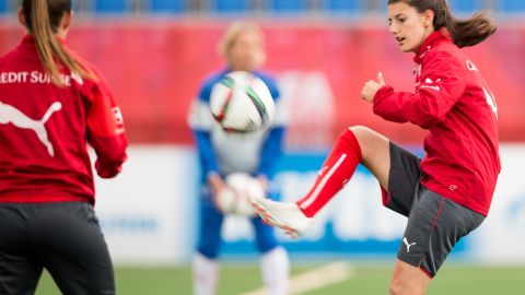 Florijana Ismaili previo a un encuentro con su selección.