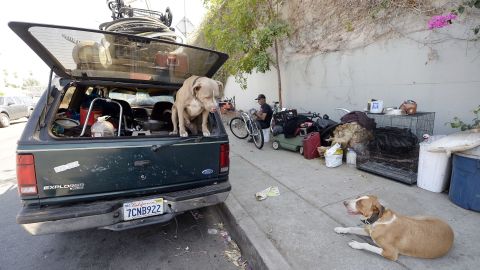 La medida prohíbe a las personas que habitan en sus autos estacionarse en áreas residenciales desde las 9 p.m. hasta las 6 a.m