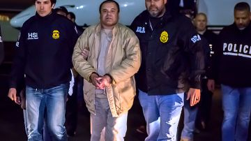 Joaquín "El Chapo" Guzmán cuando fue entregado a autoridades de EEUU.