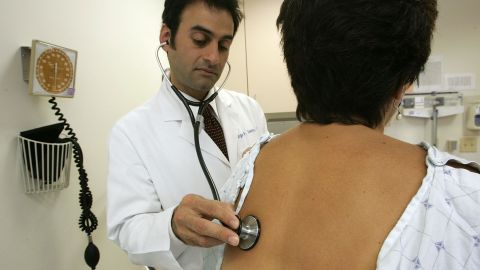 El gobernador de California y los líderes legislativos afirmaron que tienen intención de ampliar la cobertura a más adultos en los próximos años.