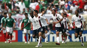 Benny Feilhaber y DaMarcus Beasley celebran el gol con el que Estados Unidos venció a México en la final de la Copa Oro 2007.