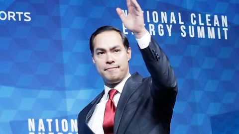 Julián Castro dijo haber sido castigado por hablar español.
