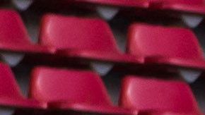 Messi posa junto al auto que la marca le concedió para el 2017.