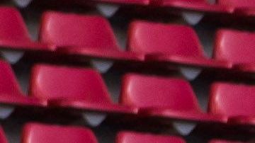 Messi posa junto al auto que la marca le concedió para el 2017.