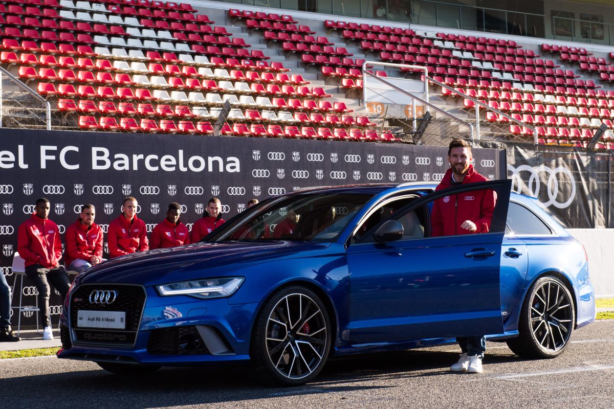 Messi posa junto al auto que la marca le concedió para el 2017.